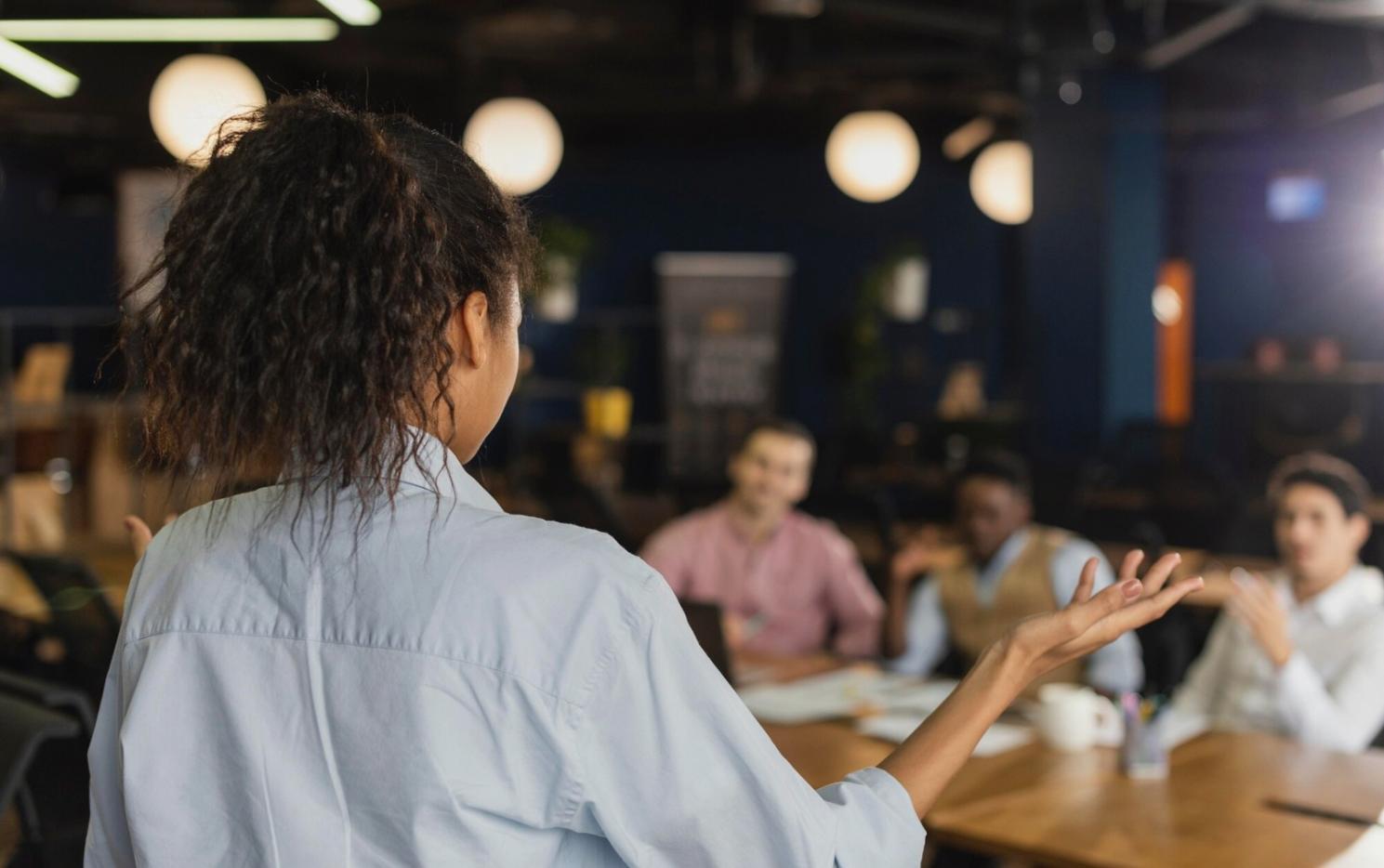 Suasana pembelajaran intensif tentang manajemen emosi trading di Crystallon Corp