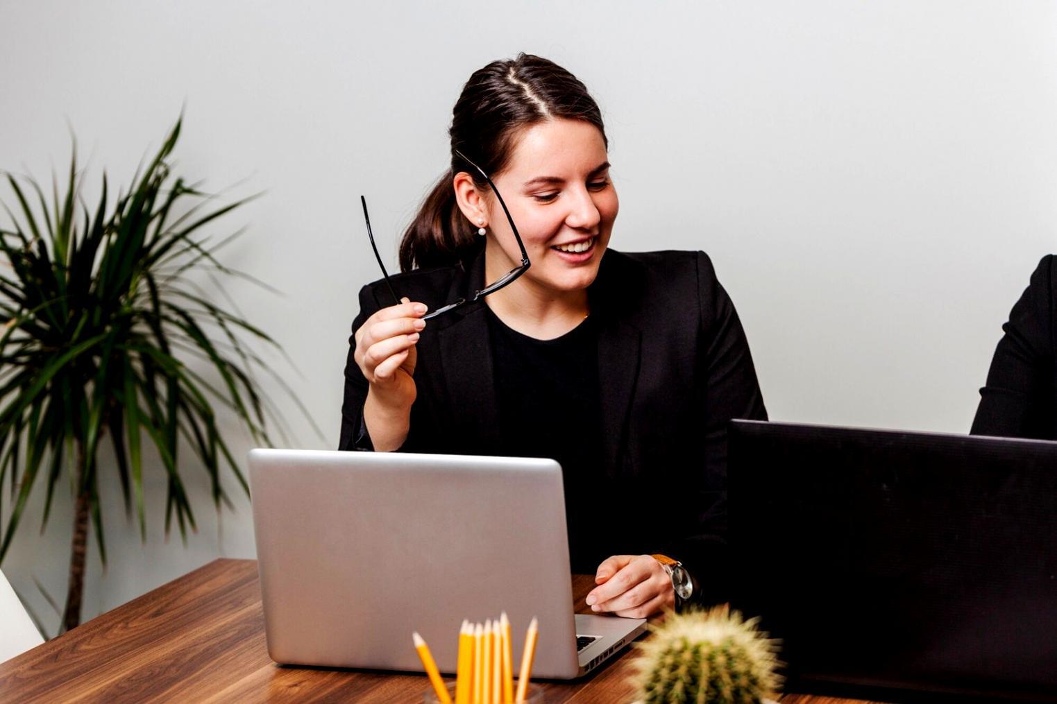 Trader profesional sedang menganalisis grafik dengan tenang dan fokus